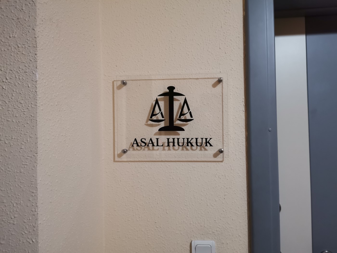 ofis tabela imalatı, ofis tabela modelleri, ofis pleksi tabelası, ofis kapı tabelası, ofis tabela fiyatları, ofis tabelası, tabelacı,